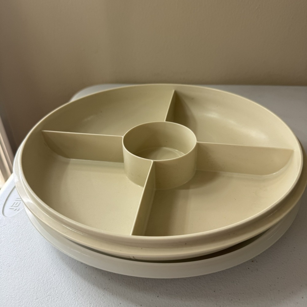 VTG TUPPERWARE DIVIDED SERVING DISH, RELISH TRAY AND DIP 1708-6 ALMOND COLOR